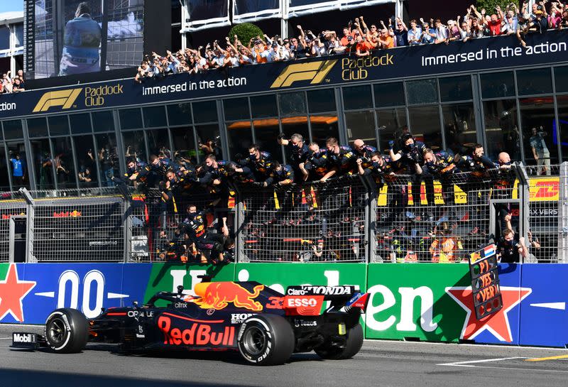 Foto del domingo del Red Bull de Max Verstappen cruzando la meta para ganar el Gran Premio de Países Bajos