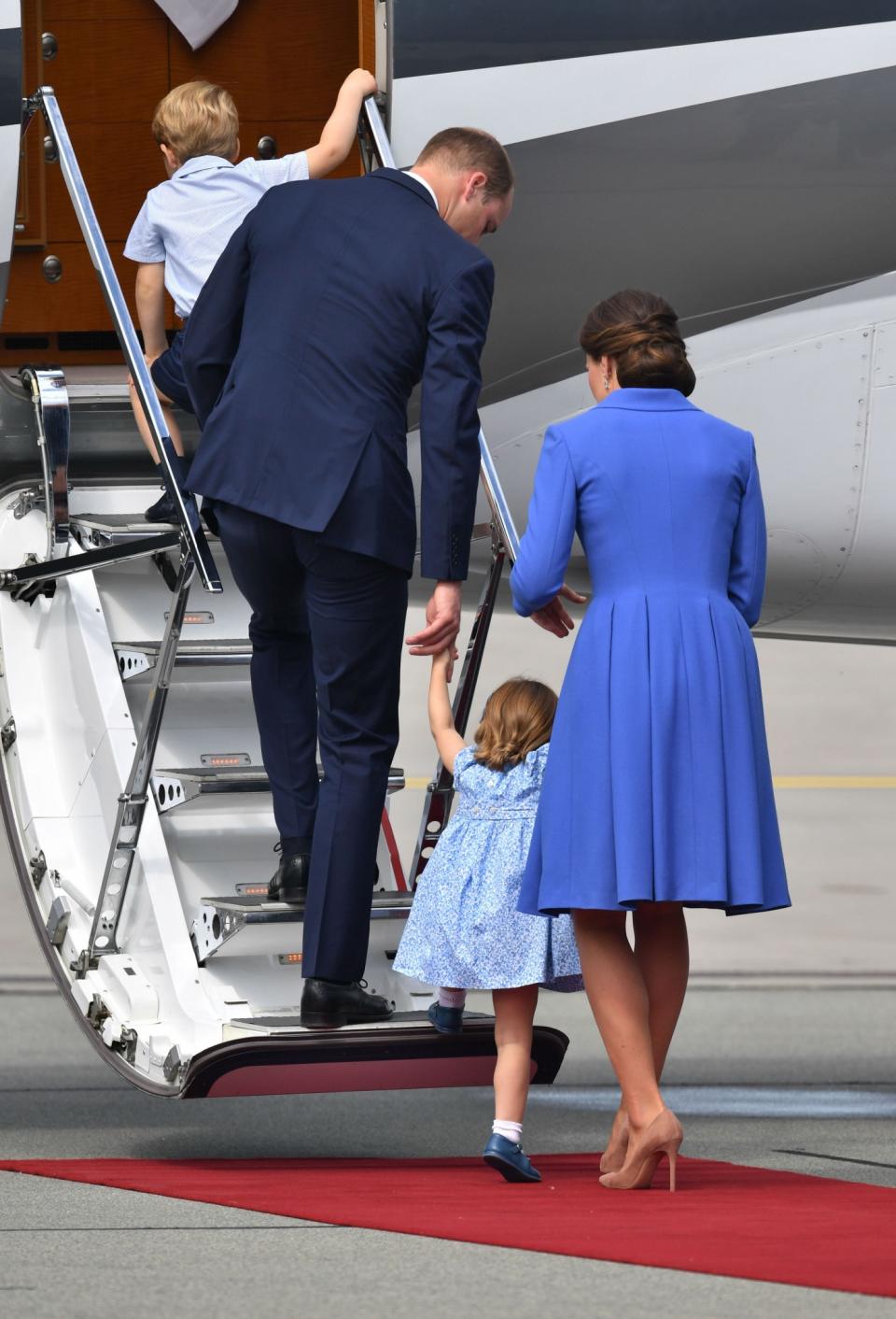 <p>Gerade noch zog die kleine Prinzessin an der Hand ihrer Mutter, schon geht es tatsächlich mit Papa Williams Hilfe ins Flugzeug von Polen nach Deutschland. (Bild: dpa) </p>