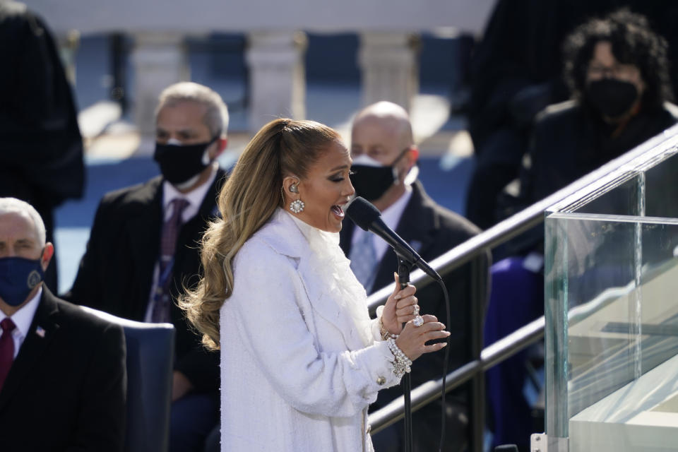 Jennifer López canta en la ceremonia de investidura del presidente Joe Biden frente al Capitolio estadounidense, en Washington, el miércoles 20 de enero del 2021. (AP Foto/Carolyn Kaster)