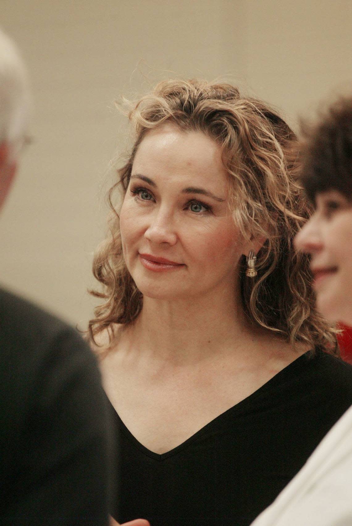 Laura Lynch Tull, one of the original Dixie Chicks, spoke with ballet supporters after the first full rehearsal of the ballet “Cowgirls Live Forever” with choreographer Paul Mejia at the Ballet Academy August 24, 2004, in Arlington, Texas Laurie L. Ward/Star-Telegram archives