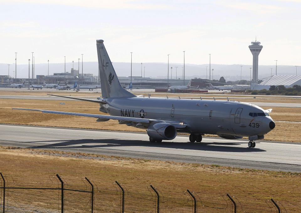 Un avión Poseidón P-8 de la Marina de Estados Unidos alista su despegue del Aeropuerto Internacional de Perth, en Australia, para reanudar sus operaciones de búsqueda del avión perdido de Malaysia Airlines el viernes 18 de abril de 2014. Los investigadores analizan los datos recolectados por un submarino robotizado que completó su primer escaneo exitoso del lecho marino como parte de la búsqueda de la aeronave. (Foto AP/Theron Kirkman)