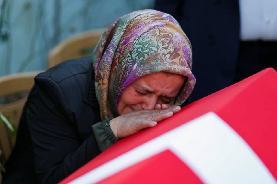 Un pariente llora a la víctima de la explosión de una mina Ridvan Acet en la provincia de Kazpinar Bartin, Turquía el sábado (REUTERS)
