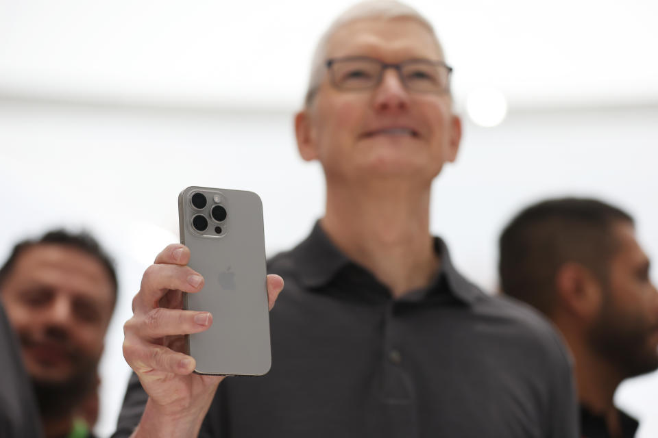 CUPERTINO, CA - 12 DE SETEMBRO: O CEO da Apple, Tim Cook, segura um novo iPhone 15 Pro durante um evento da Apple em 12 de setembro de 2023 em Cupertino, Califórnia.  A Apple revelou sua linha dos últimos lançamentos do iPhone 15, bem como outras atualizações de produtos durante o evento.  (Foto de Justin Sullivan/Getty Images)