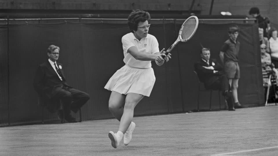 Billie Jean King jugando en Wimbledon en 1965. — Terry Fincher/Daily Express/Hulton Archive/Getty Images