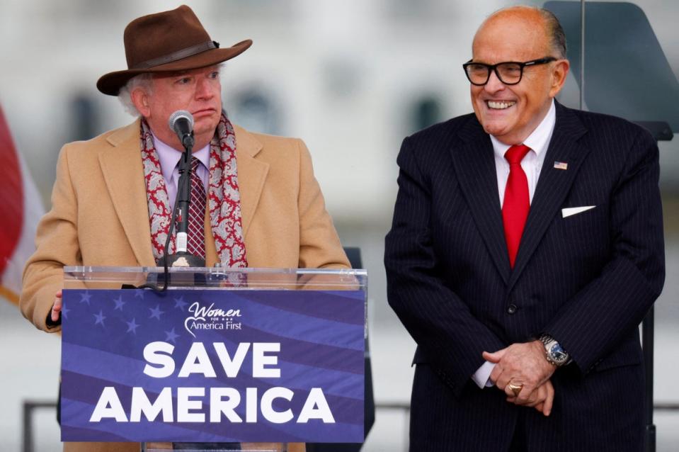 Los exabogados de Trump,  John Eastman y Rudy Giuliani, les hablan a los seguidores del expresidente Trump en Washington D. C., el 6 de enero de 2021. (Reuters)