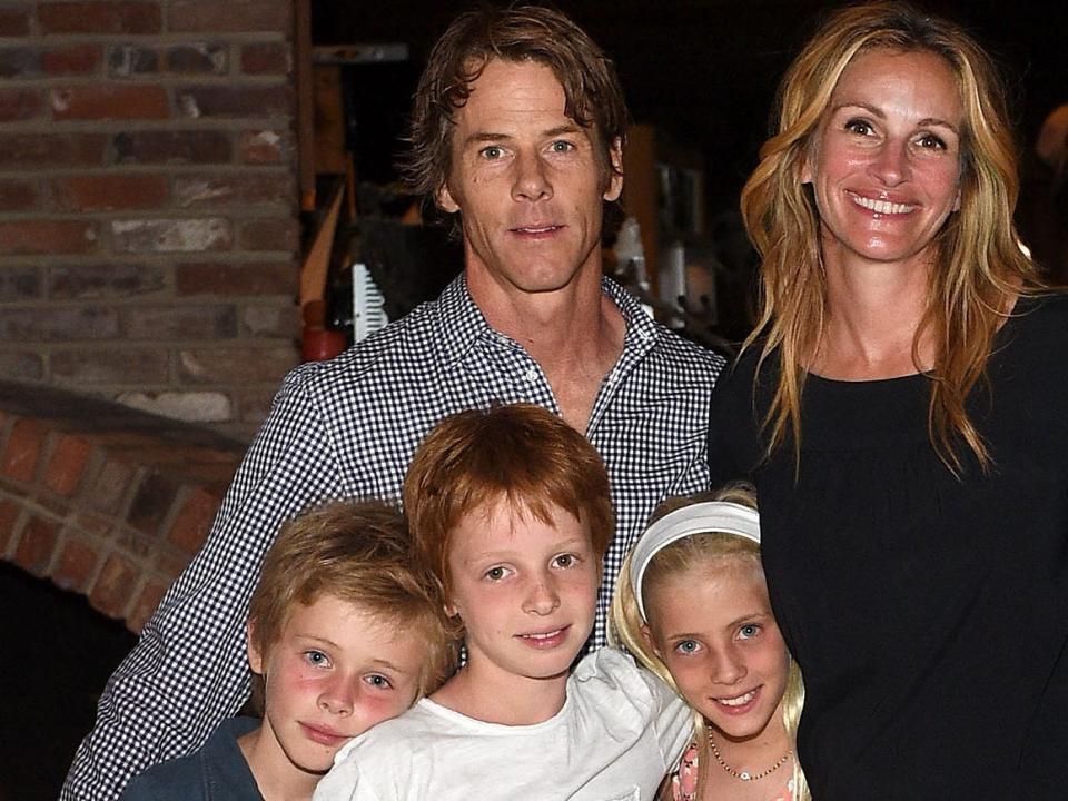 daniel moder and julia roberts with their 3 kids and kelly slater in 2015