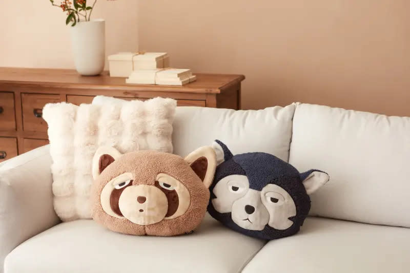 ▲HOLA「WARM TOUCH系列」厭世動物紅浣熊、哈士奇造型手插枕，售價899元/個。（圖／HOLA提供）