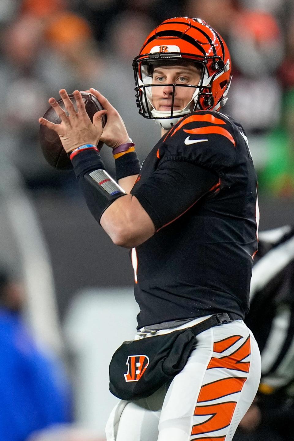 Bengals QB Joe Burrow draws back to throw a pass in the first quarter against the Ravens.