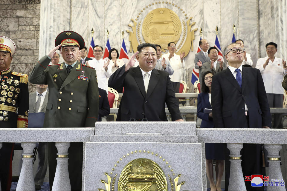 En esta imagen, distribuida por el gobierno de Corea del Norte, el líder del país, Kim Jong Un (centro); el ministro de Defensa de Rusia, Sergei Shoigu (izquierda), y el vicepresidente del Comité Permanente de la Asamblea Popular Nacional de China, Li Hongzhong (derecha), asisten a un desfile militar para conmemorar el 70 aniversario del armisticio que suspendió los combates de la Guerra de Corea (1950-1953) en la Plaza Kim Il Sung, en Pyongyang, Corea del Norte, el 27 de julio de 2023. (Agencia Central de Noticias de Corea/Korea News Service vía AP)