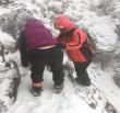 救難人員協助山友在積雪中下山。（圖片來源／玉山國家公園）
