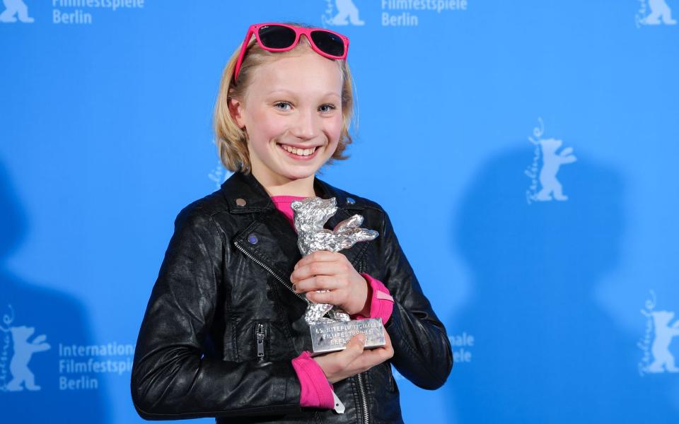 2019 wurde das Drama "Systemsprenger" mit dem Silbernen Bären auf der Berlinale ausgezeichnet. Hauptdarstellerin Helena Zengel freute sich am roten Teppich mit. (Bild: Getty Images/Andreas Rentz)