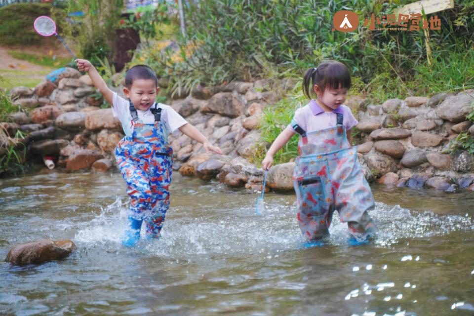 深圳小泥巴營地可讓小朋友捉泥鯭。