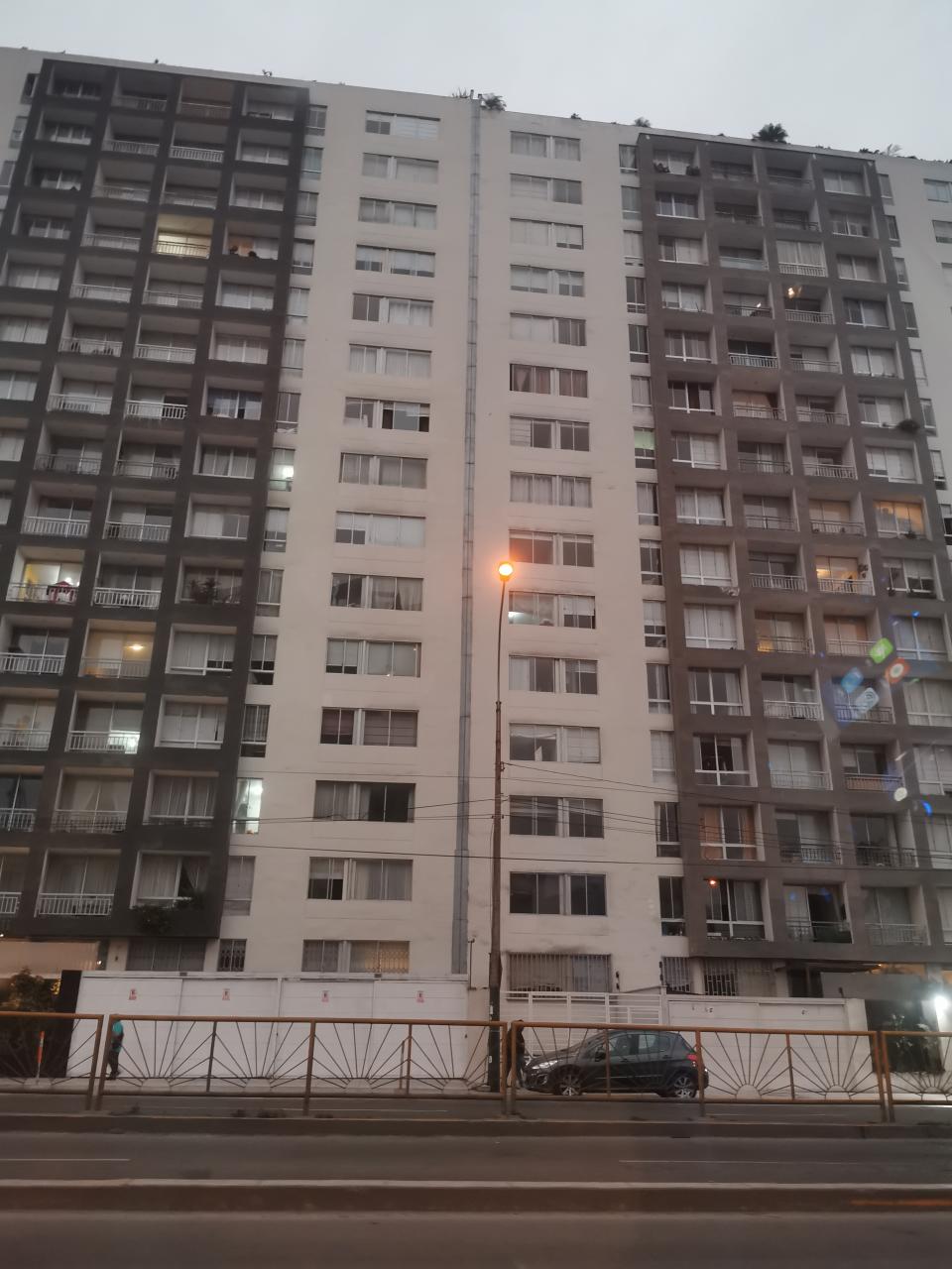 Este departamento se encuentra en la zona conocida como el Cercado de Lima, un área céntrica y de clase social media, cercana al Mercado Central. El edificio tiene 10 años de antigüedad. Ofrece dos dormitorios un baño y una sala comedor. Su precio es de 80.000 dólares. Foto: Magda Quispe. 