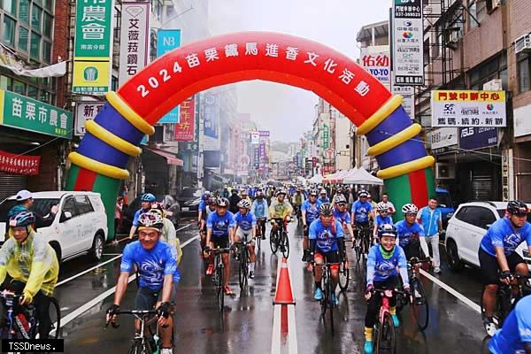 二0二四苗栗鐵馬進香文化活動四百騎士冒雨出發向目標北港朝天宮前進。（記者江乾松攝）