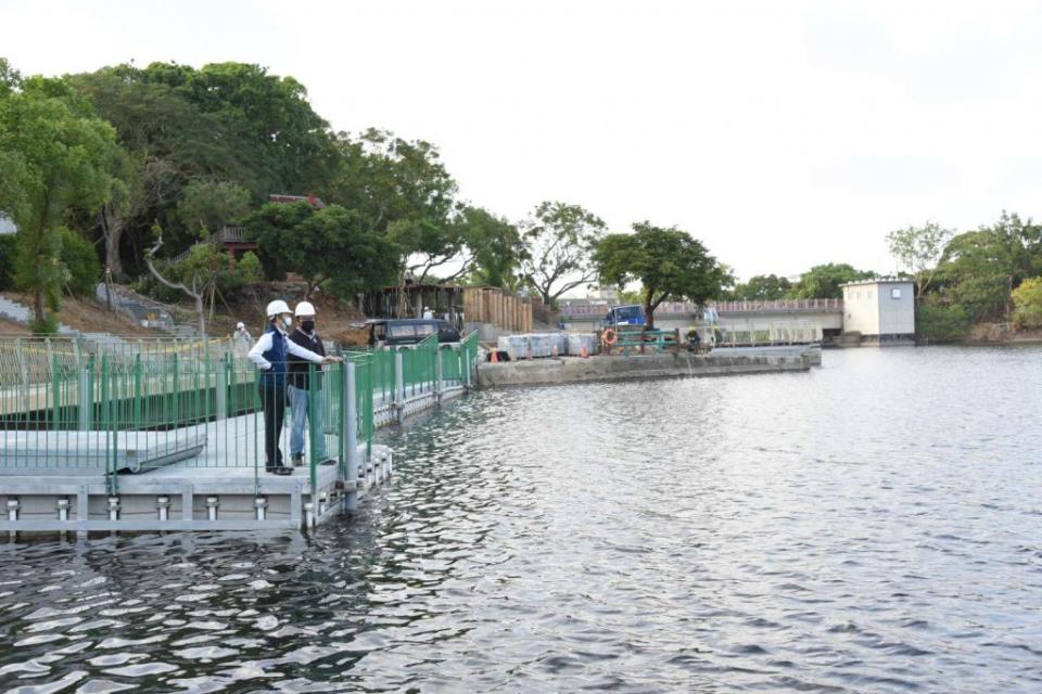 新竹市青草湖水岸核心區將於明年一月底完工，全區無障礙步道，設置浮筒碼頭與親水步道，更打造一處絕美約會平台，圖為市長林智堅日前視察青草湖。(記者曾芳蘭攝)