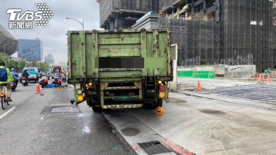 莊姓警官擦撞爆閃燈後又撞大貨車車尾，送醫不治。（圖／TVBS資料畫面）