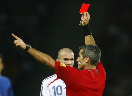 Referee Horacio Elizondo (R) of Argentina shows France's Zinedine Zidane a red card during their World Cup 2006 final soccer match against Italy in Berlin July 9, 2006. REUTERS/Jerry Lampen