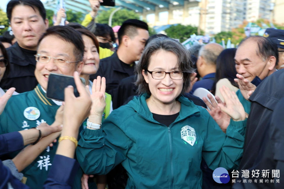 蕭美琴桃園首場輔選，民眾夾道歡迎高喊凍蒜。