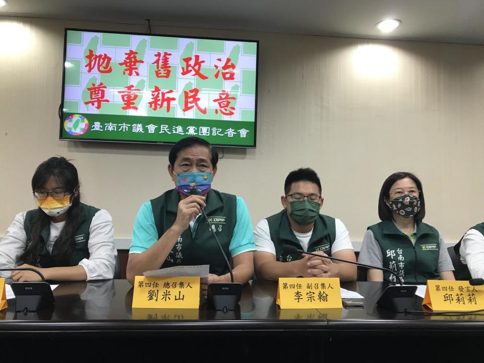 南市議會民進黨團總召劉米山（左二）邀新議員討論下屆正副議長提名，被控護航資深議員邱莉莉（右一）。資料照片