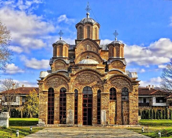 格拉洽尼察修道院（Gračanica Monastery）位於科索沃首都普利斯緹娜 （Pristina）附近的格拉契尼察村，是塞爾維亞中世紀最重要的宗教建築之一。（圖／雙向國際旅行社）