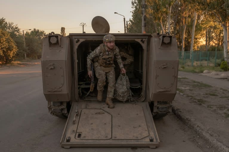 Un soldado ucraniano sale de un blindado de fabricación estadounidense M113 en un lugar sin revelar de la región de Donetsk, el 19 de junio de 2024 al este de Ucrania (Roman Pilipey)