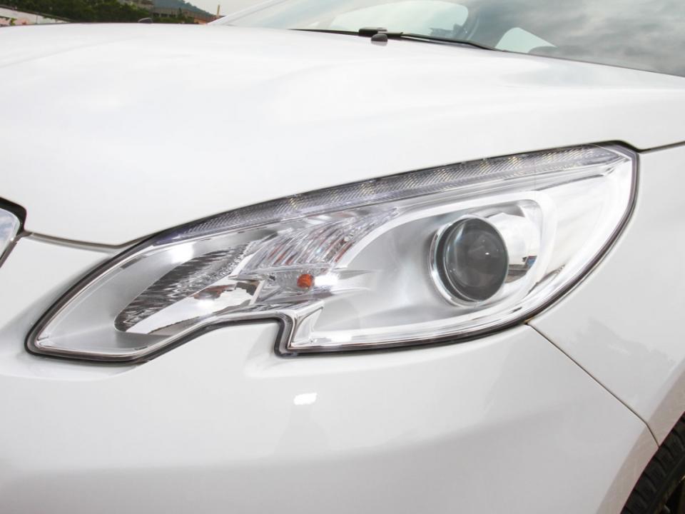 頭燈採用了不規則的造型，並整合LED日間行車照明系統。
