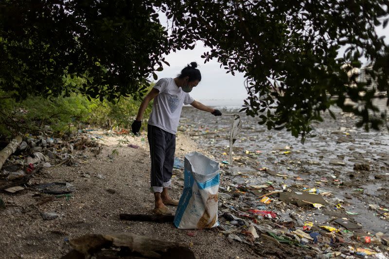 Filipino environmentalists hold cleanup drive ahead of International Coastal Cleanup Day