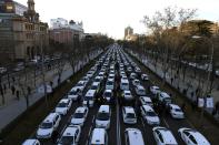 <p>Vista general del Paseo de la Castellana, donde desde el domingo permanecen acampados los taxistas en su protesta contra los VTC.<br>Foto: EFE/Víctor Lerena </p>