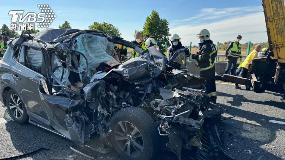 國一休旅追撞貨車斗，駕駛爆頭慘死。（圖／TVBS）