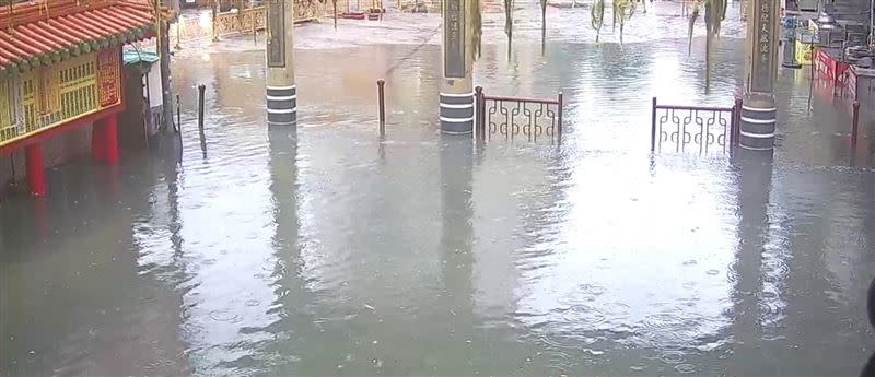 鹿港天后宮前廣場淹水現況。（圖／翻攝自彰化踢爆網）