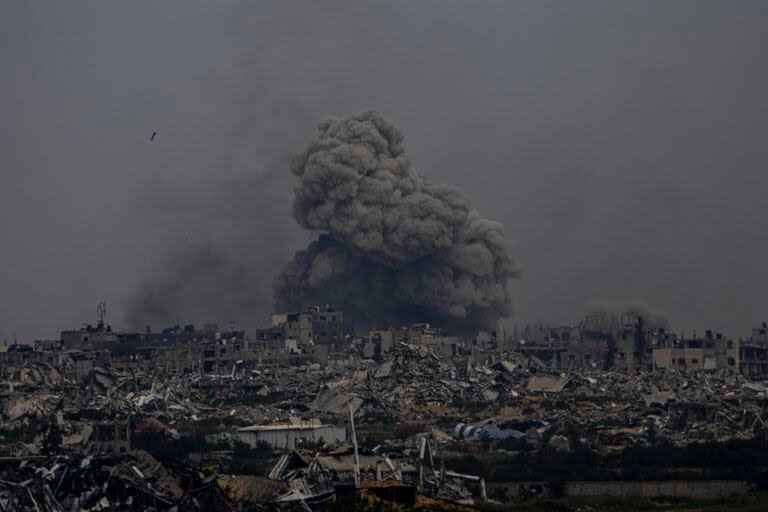 Humo y explosiones se alzan desde la Franja de Gaza vista desde el sur de israel, el domingo 17 de marzo de 2024. (AP Foto/Ariel Schalit)