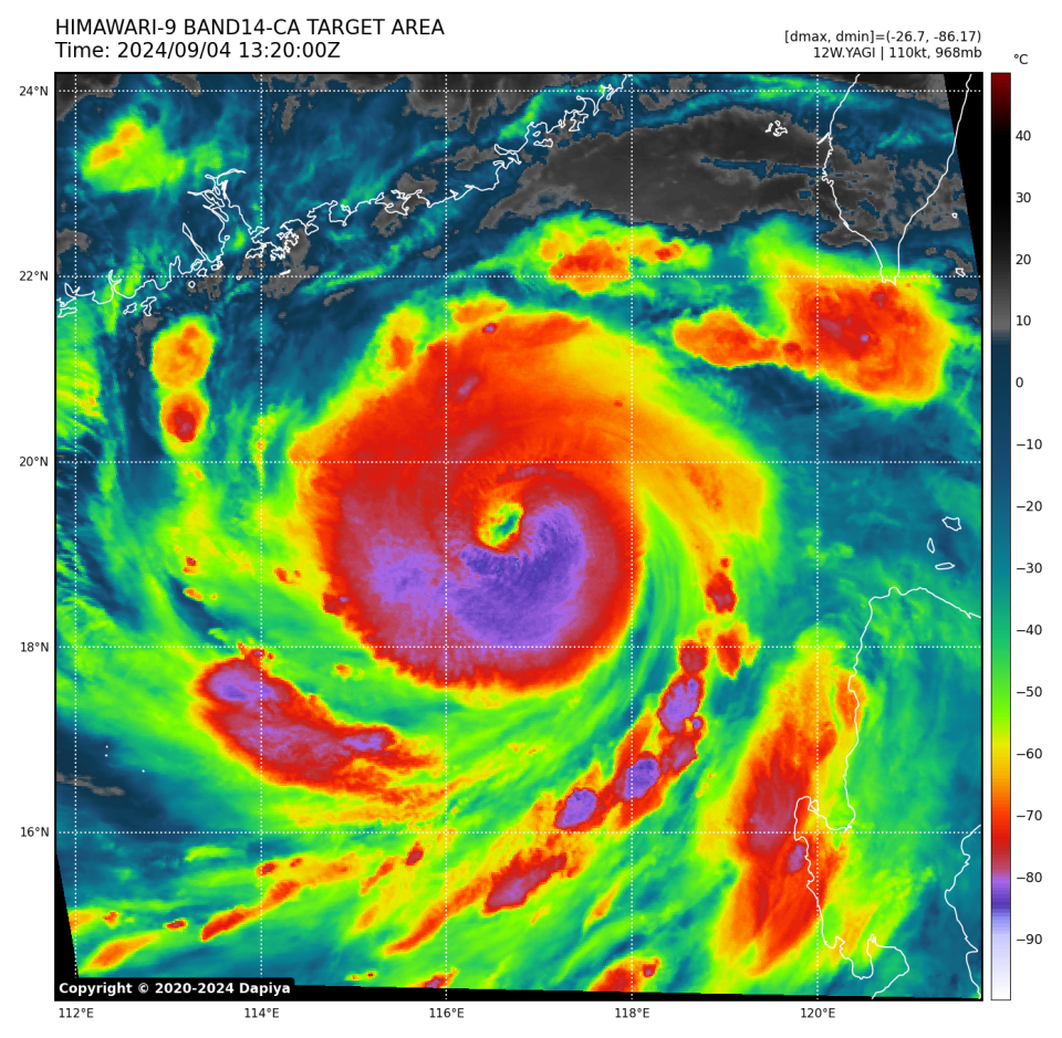 2024 年 9 月 4 日，香港時間下午 9 時 20 分，由向日葵九號（HIMAWARI-9）衛星攝錄的高色調雲圖。摩羯現時結構相當完整。 (dapiya.top)