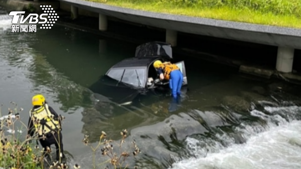 賓士墜入台中柳川，駕駛失蹤，目前警方加派大批人力搜人。（圖／民眾提供）