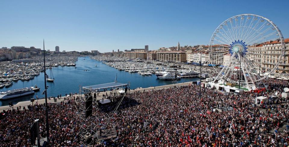 <p>Am alten Hafen von Marseille versammeln sich tausende Franzosen, um dem linken Präsidentschaftskandidaten Jean-Luc Mélenchon zuzuhören. (Bild: Jean-Paul Pelissier/Reuters) </p>