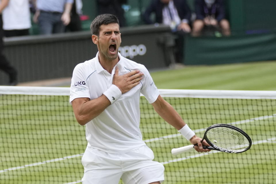 El serbio Novak Djokovic festeja su victoria sobre el canadiense Denis Shapovalov en las semifinales de sencillos de hombres en Wimbledon, Londres, el viernes 9 de julio de 2021. (AP Foto/Kirsty Wigglesworth)