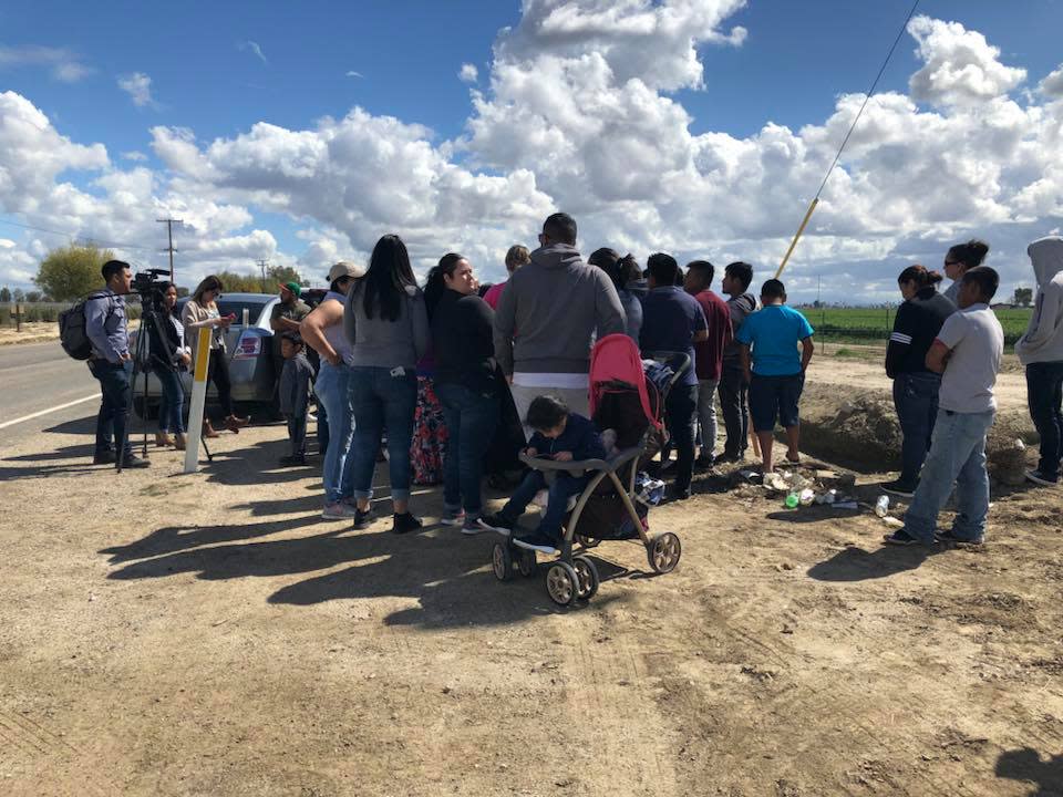 Residentes de la comunidad de Delano, California, en el sitio donde se dio un accidente automovilístico fatal, en el que dos inmigrantes, trabajadores agrícolas y padres de seis hijos, fallecieron cuando huían atemorizados en un auto de agentes de Inmigración. (Facebook/Kristin Price)