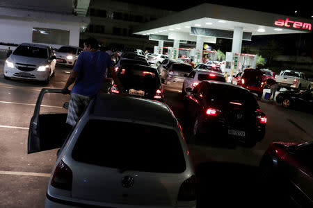 Cars line at a gasoline station as they wait to fuel up, in Manaus, Brazil May 24, 2018. REUTERS/Adriano Machado