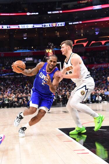 LOS ANGELES, CA - NOVEMBER 27: Kawhi Leonard #2 of the LA Clippers goes to the basket.