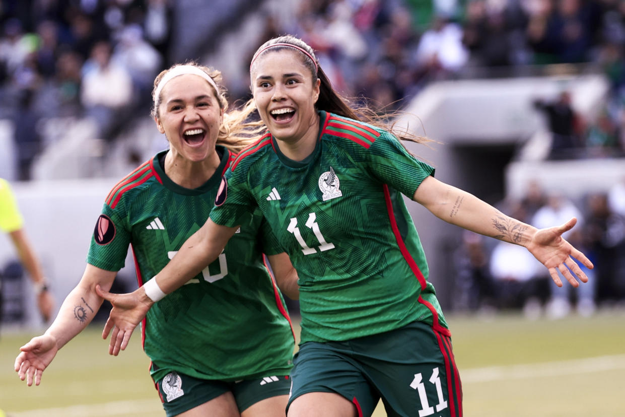 Selección Mexicana: Jacqueline Ovalle celebrando Mayra Pelayo-Bernal después de marcarle su tercer gol a Paraguay en la Copa Oro femenil. (Carmen Mandato/Getty Images)