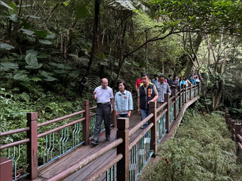 工旅處長李東儒表示，五峰旗風景區一案共分為三期規劃，預估工程經費為兩億，會全力向中央爭取前瞻計畫之預算來進行工程施作，水資處長李岳儒以及建設處副處長邱程瑋也表示，會大力支持此案推動。