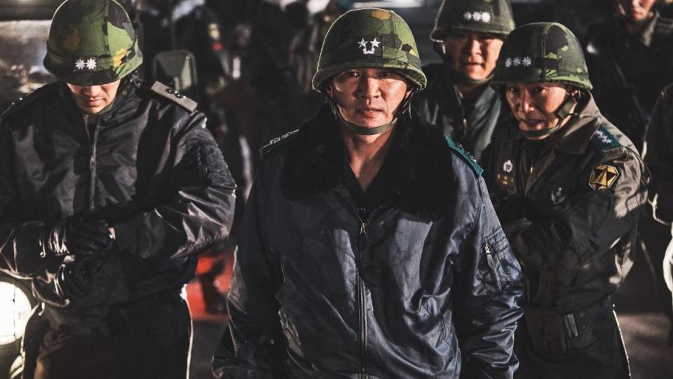 黃晸珉在《12.12：首爾之春》飾演發動政變的保安司令官「全斗光」。（圖／車庫提供）