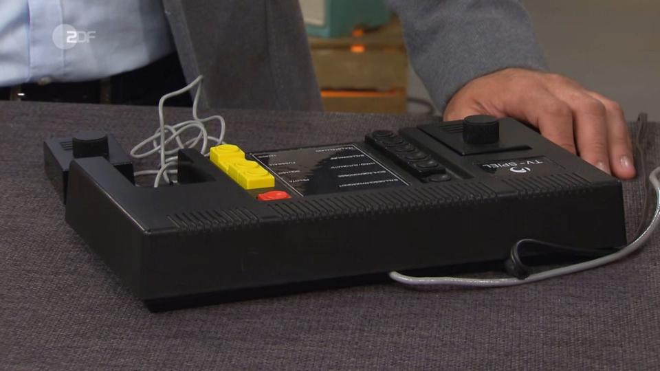 Für 100 Euro durften die Händler mit der TV-Spielkonsole "Bildschirmspiel 01" aus der DDR aus der Zeit zwischen 1979 und 1981 zocken. (Bild: ZDF)