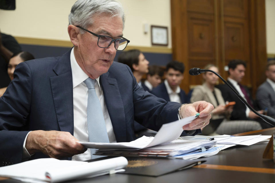 Federal Reserve-formand Jerome Powell forbereder sig på at vidne for House Financial Services Committee torsdag den 23. juni 2022 i Washington. Da Powell sidst dukkede op for Kongressen, havde inflationen nået et højdepunkt i fire årtier på næsten 9 % og viste ingen tegn på aftagende. I denne uge vender Powell tilbage til Capitol Hill for to dages høringer under vidt forskellige omstændigheder.(AP Photo/Kevin Wolf)