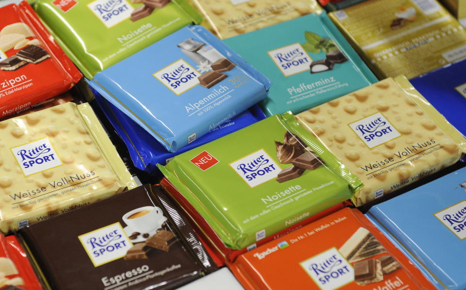 Nun ist es hochoffiziell: Nur Ritter Sport-Schokolade darf im quadratischen Format hergestellt werden. Das finden nicht alle praktisch! (Bild: ddp)