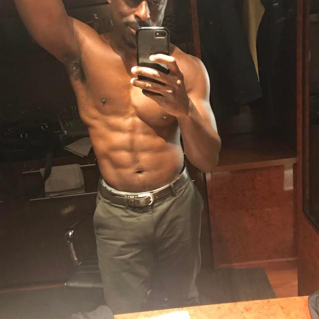 guy mirror selfie abs