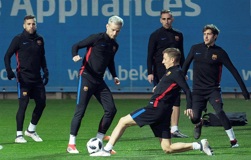 El lateral izquierdo del FC Barcelona, Jordi Alba (i), el centrocampista croata Ivan Rakitic (2i) y los defensas, el francés Lucas Digne (2d) y Sergi Roberto (d), durante el entrenamiento del equipo en la víspera del partido de ida de semifinales de la Copa del Rey que disputan ante el Valencia. / Foto: EFE