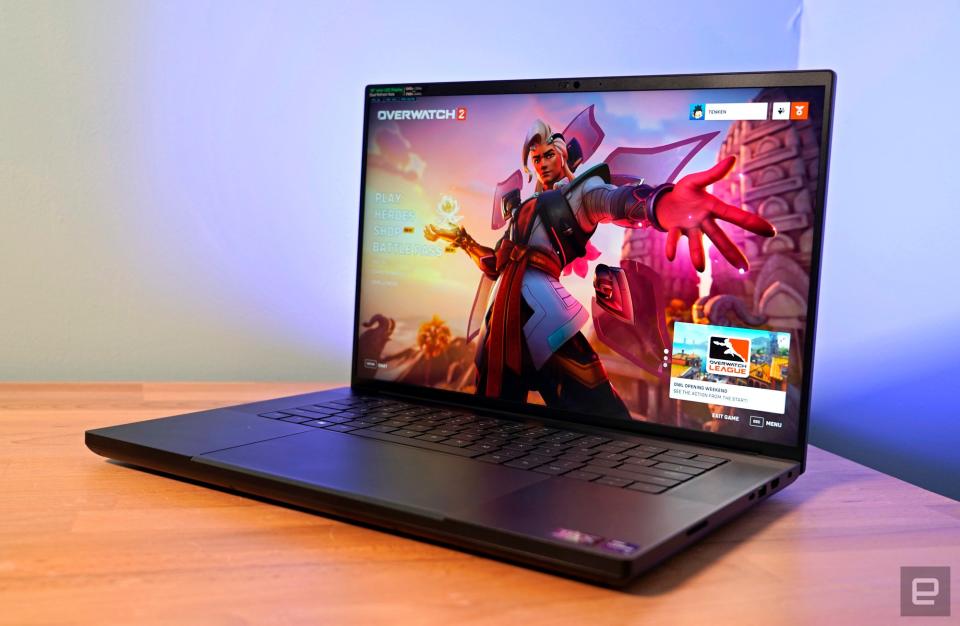 <p>Razer Blade 16 front profile</p>
