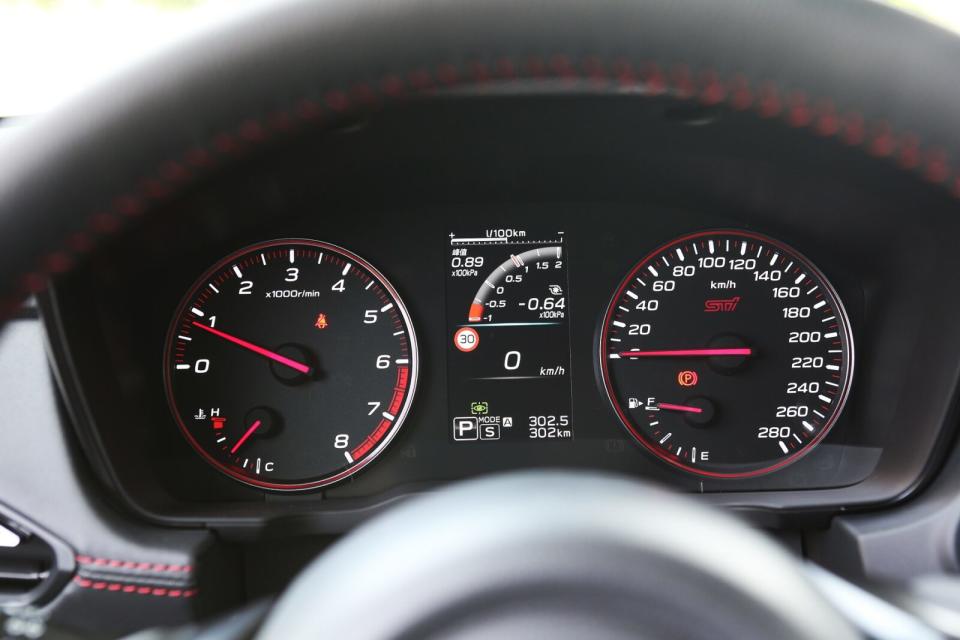 儀錶板採傳統的雙環指針設計，中央附有4.2吋液晶顯示幕，可顯示多項重要駕駛與行車資訊。