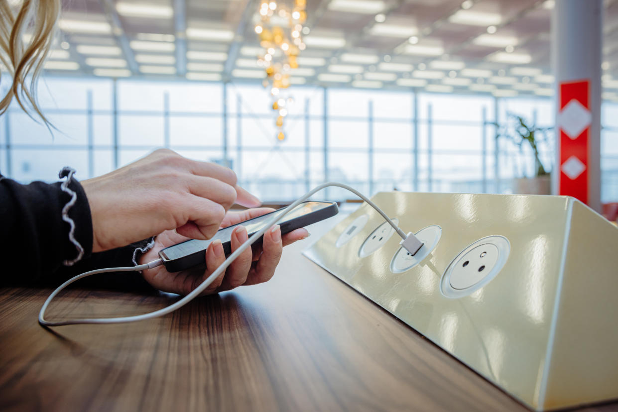 Wer am Flughafen sein Smartphone an einer der öffentlichen Dockingstationen auflädt, könnte unter Umständen Opfer von Cyberkriminellen werden. (Bild: Getty Images)