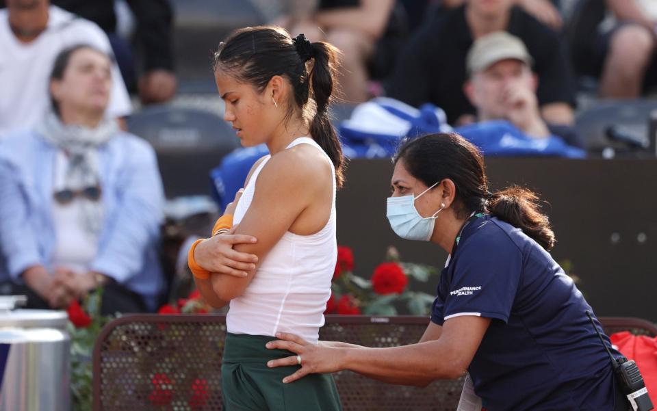 Emma Raducanu of Great Britain receives treatment in her women's singles first round match against Bianca Andreescu of Canada during day three of Internazionali BNL D'Italia at Foro Italico on May 10, 2022 in Rome, Italy. - GETTY IMAGES